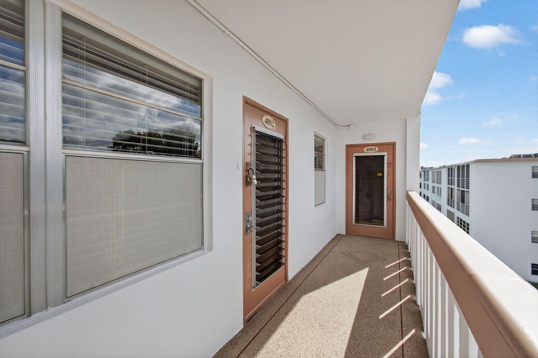 For Sale: $199,000 (2 beds, 2 baths, 916 Square Feet)