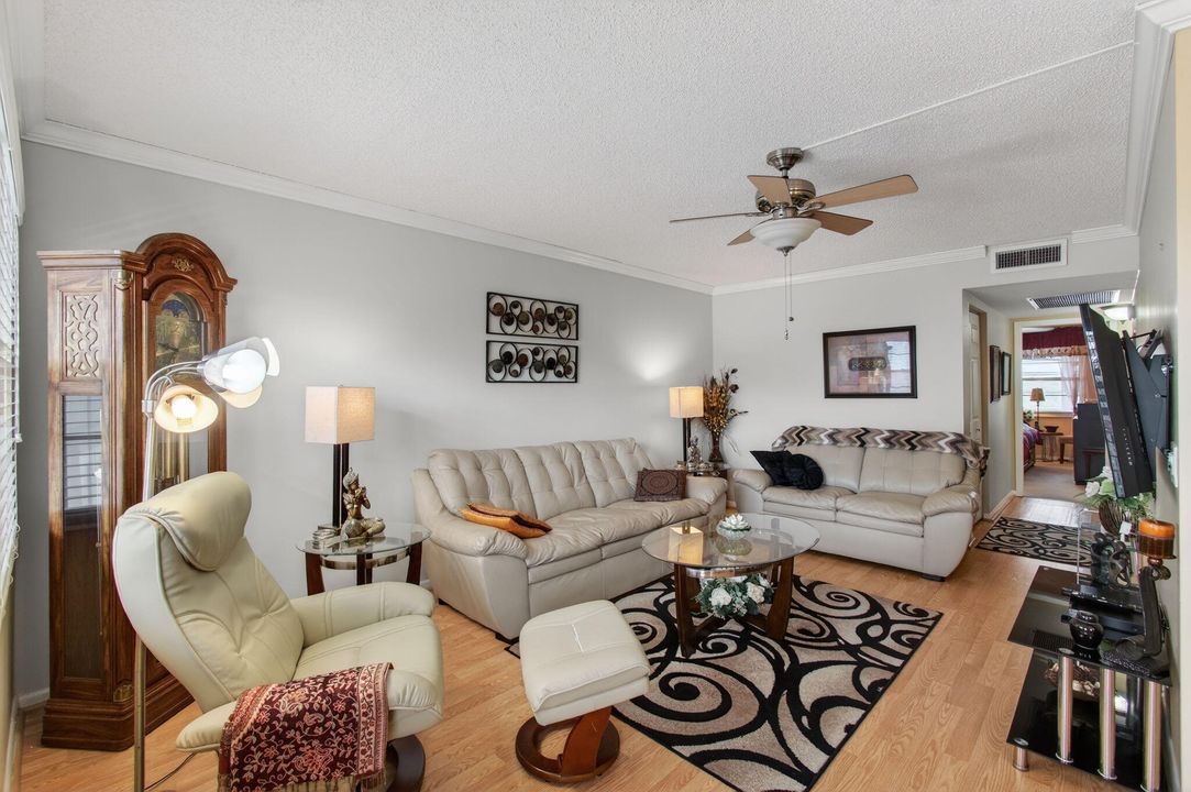 For Sale: $199,000 (2 beds, 2 baths, 916 Square Feet)