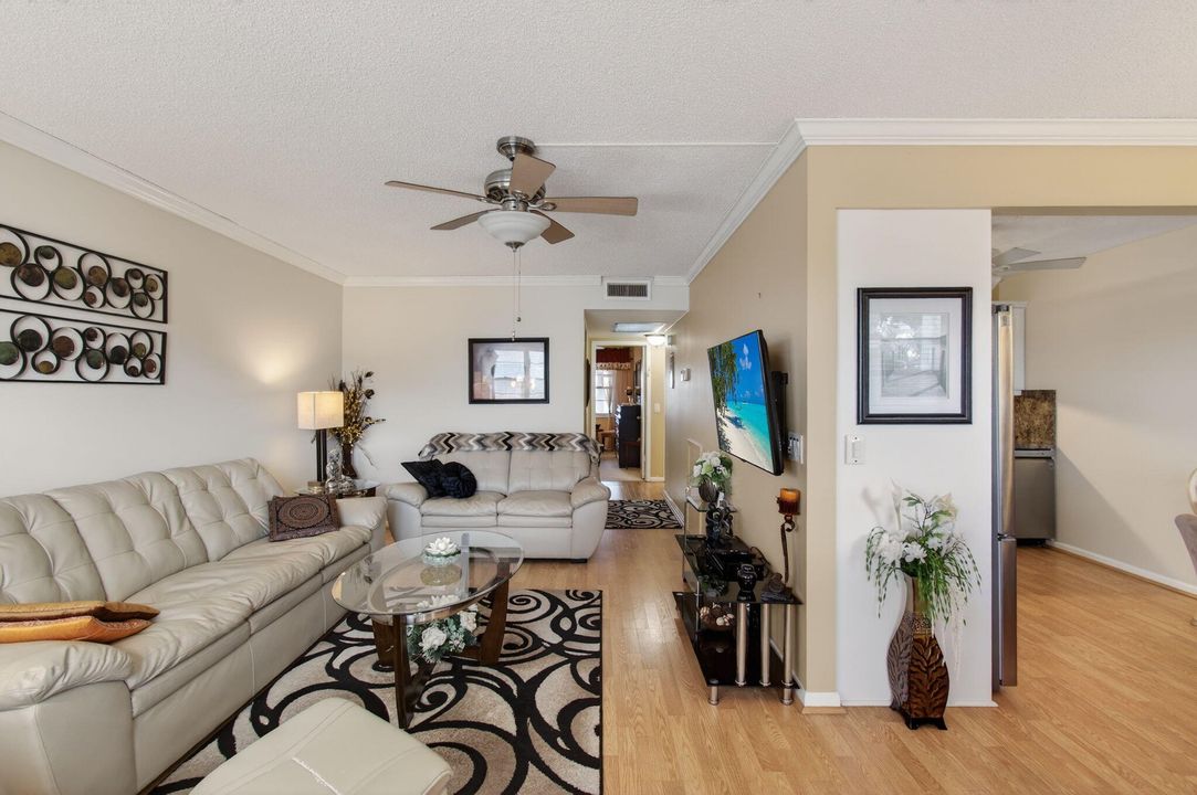 For Sale: $199,000 (2 beds, 2 baths, 916 Square Feet)