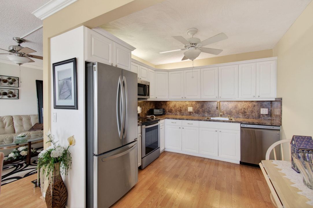 For Sale: $199,000 (2 beds, 2 baths, 916 Square Feet)