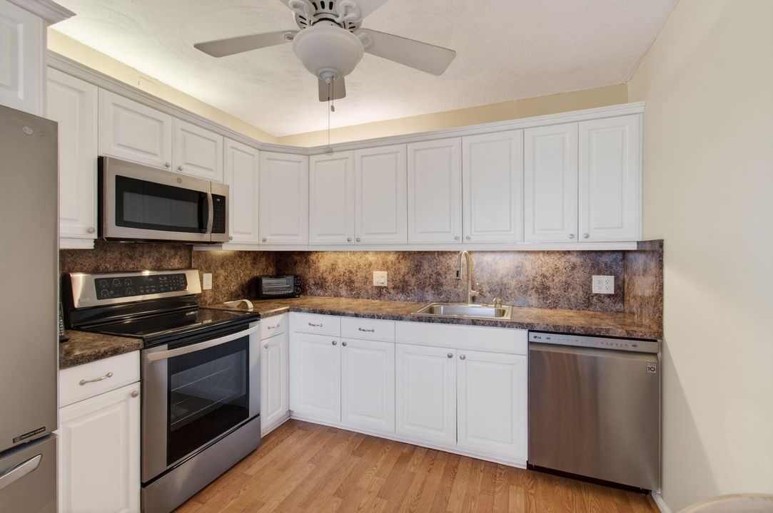 For Sale: $199,000 (2 beds, 2 baths, 916 Square Feet)