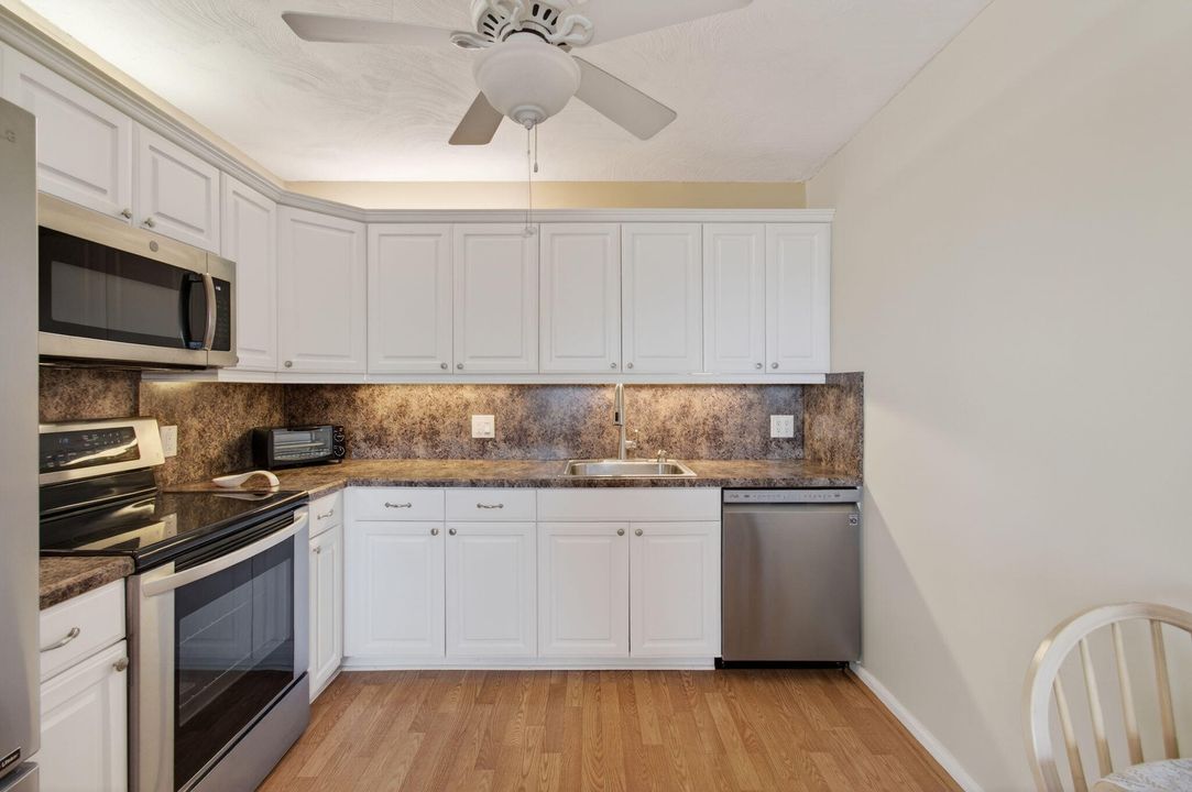 For Sale: $199,000 (2 beds, 2 baths, 916 Square Feet)