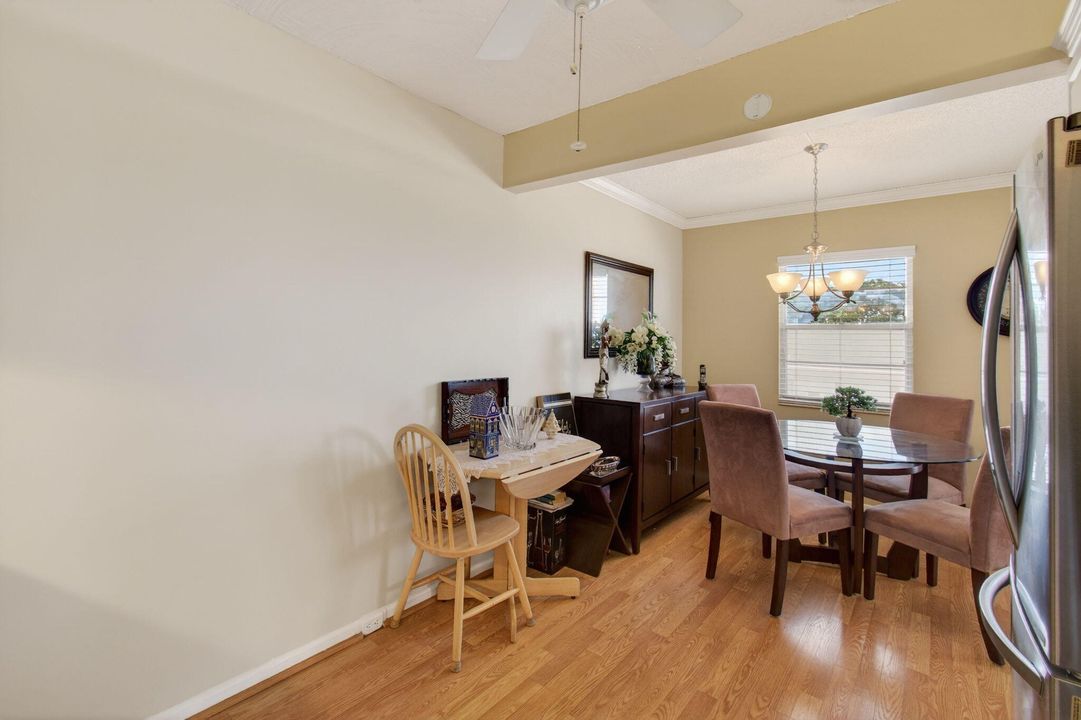 For Sale: $199,000 (2 beds, 2 baths, 916 Square Feet)