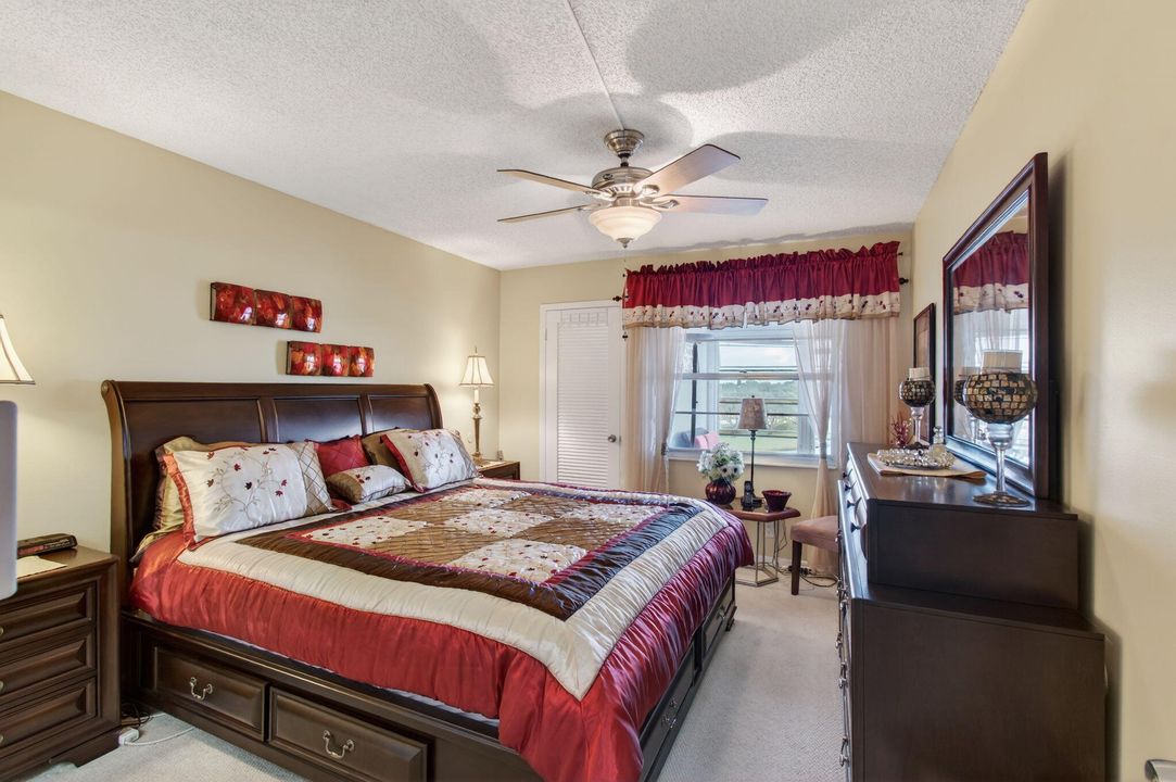 For Sale: $199,000 (2 beds, 2 baths, 916 Square Feet)