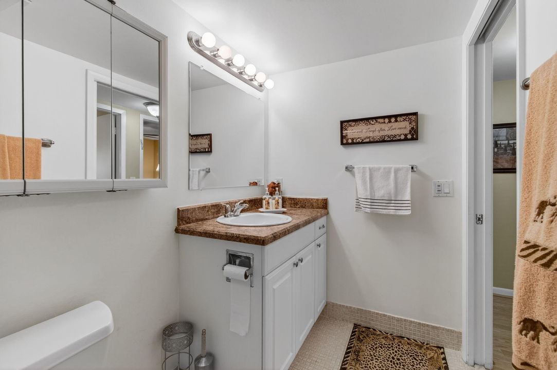 For Sale: $199,000 (2 beds, 2 baths, 916 Square Feet)