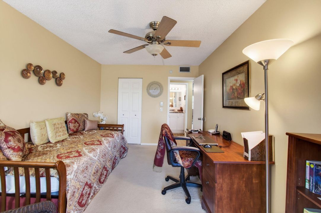 For Sale: $199,000 (2 beds, 2 baths, 916 Square Feet)