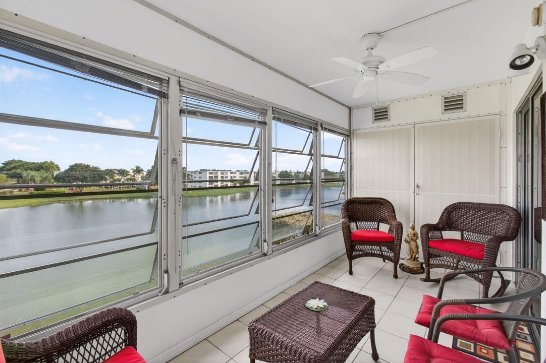 For Sale: $199,000 (2 beds, 2 baths, 916 Square Feet)