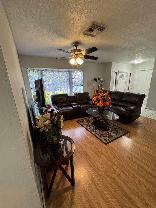 На продажу: $460,000 (4 спален, 2 ванн, 1707 Квадратных фут)