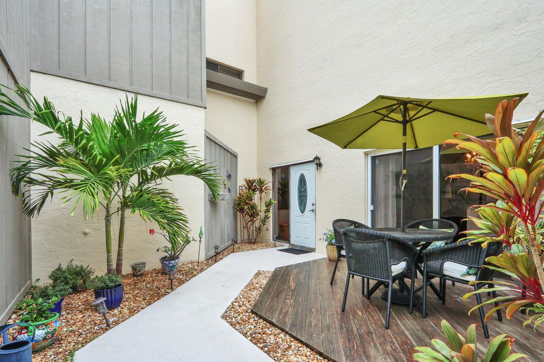 待售: $289,900 (1 贝兹, 1 浴室, 740 平方英尺)