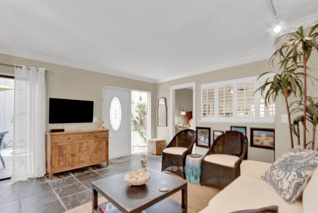 待售: $289,900 (1 贝兹, 1 浴室, 740 平方英尺)