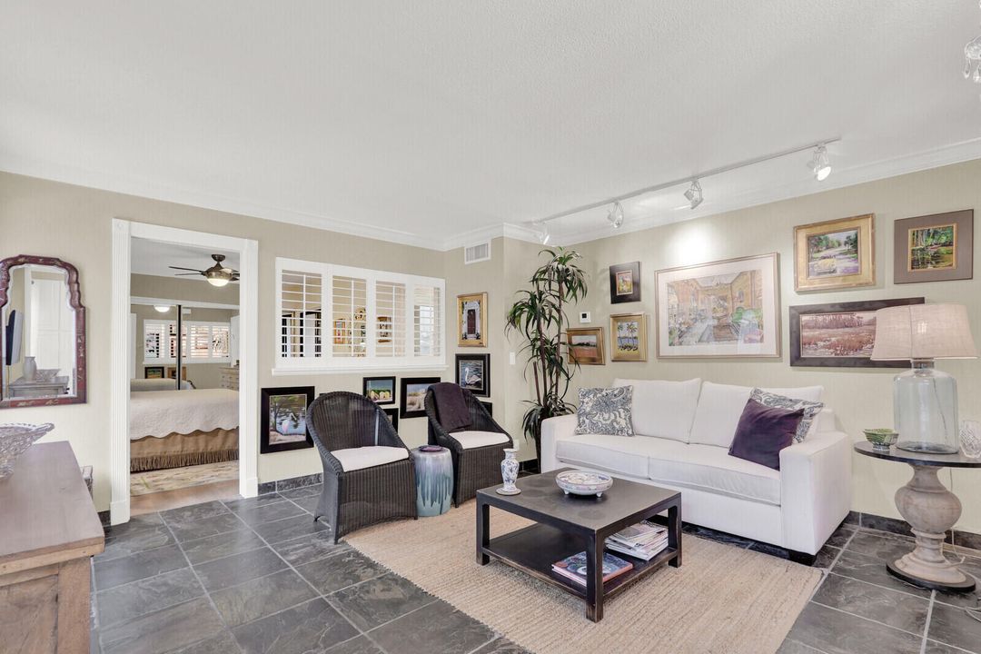 待售: $289,900 (1 贝兹, 1 浴室, 740 平方英尺)