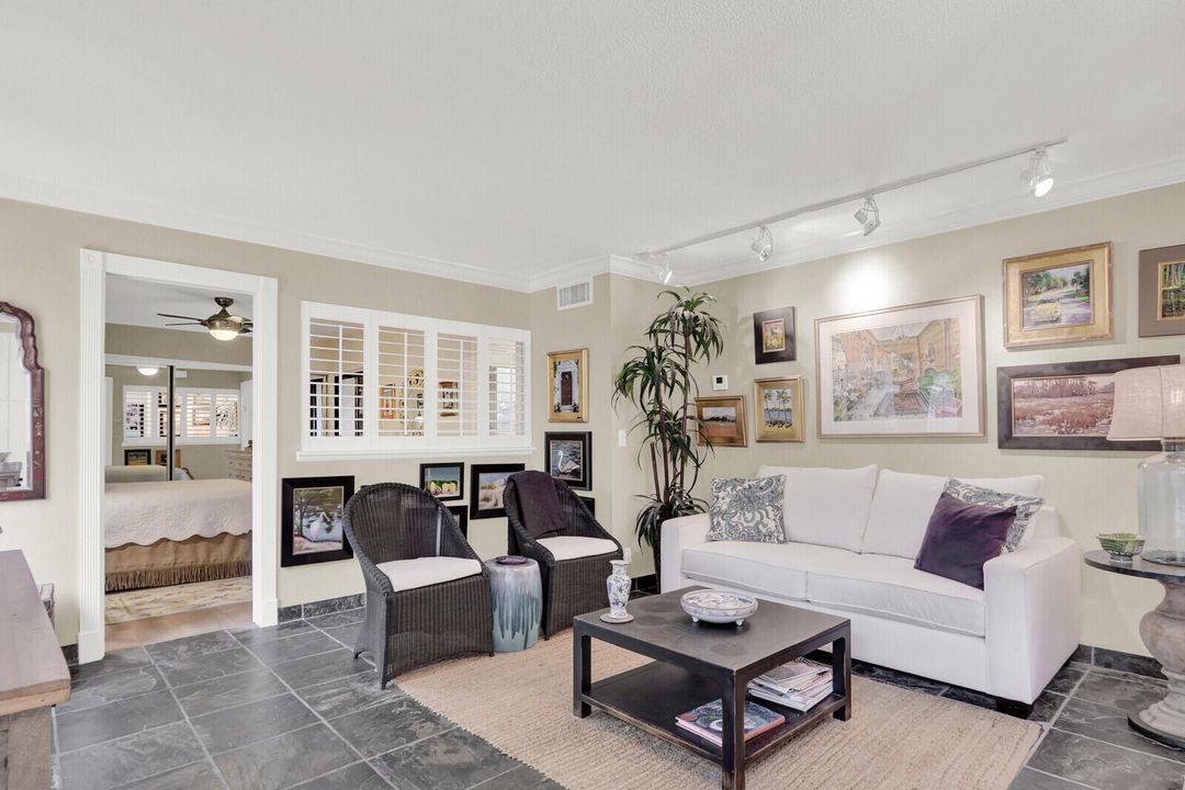 待售: $289,900 (1 贝兹, 1 浴室, 740 平方英尺)