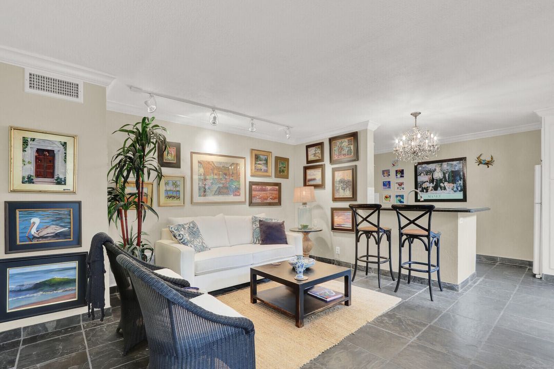 待售: $289,900 (1 贝兹, 1 浴室, 740 平方英尺)