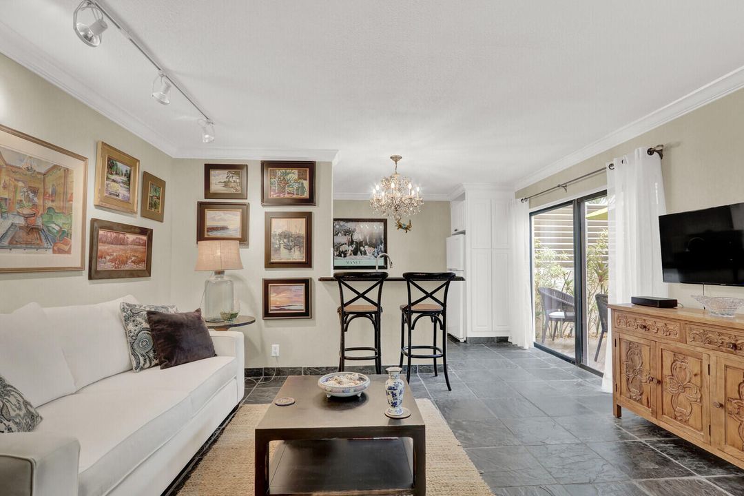 待售: $289,900 (1 贝兹, 1 浴室, 740 平方英尺)