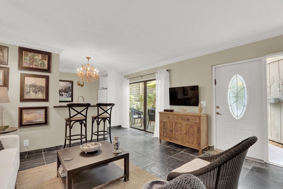 待售: $289,900 (1 贝兹, 1 浴室, 740 平方英尺)