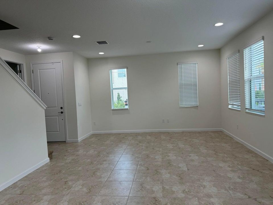 For Rent: $3,499 (4 beds, 3 baths, 2010 Square Feet)