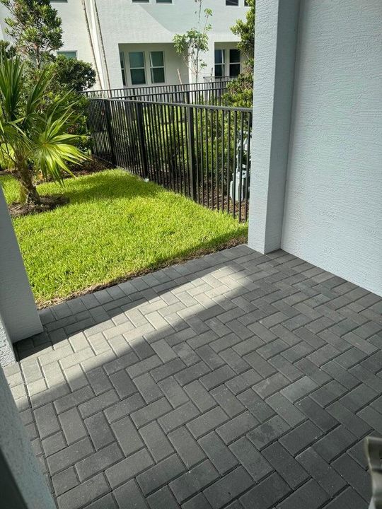 For Rent: $3,499 (4 beds, 3 baths, 2010 Square Feet)