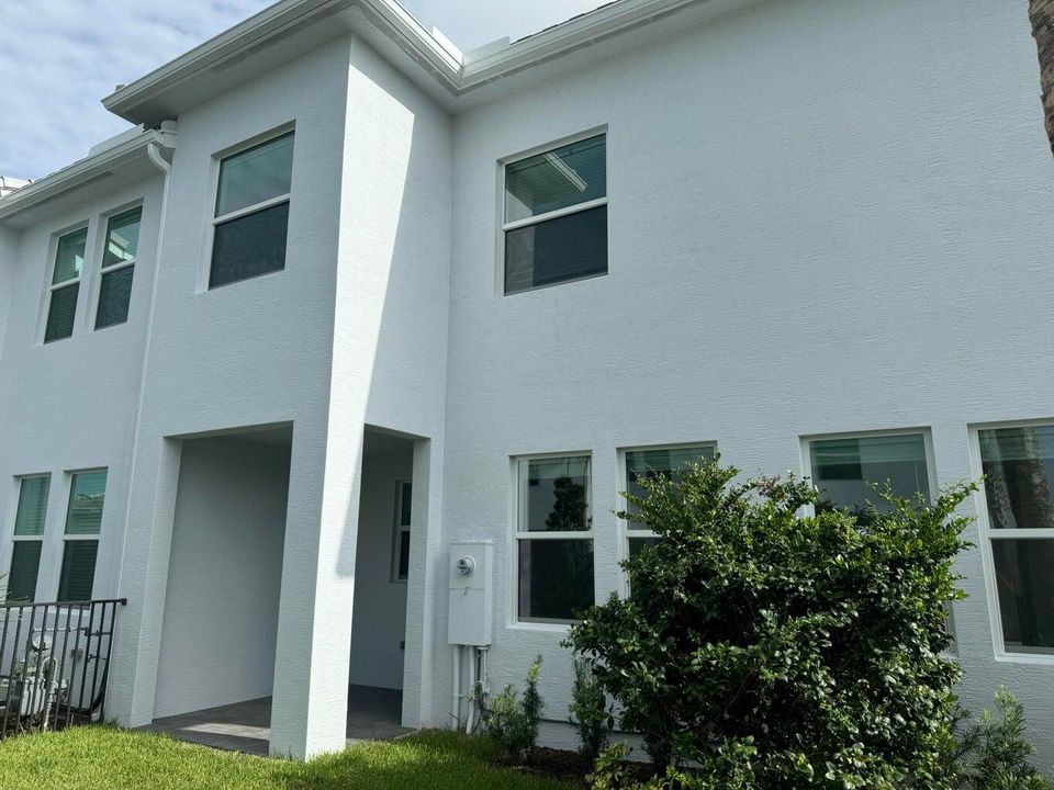 For Rent: $3,499 (4 beds, 3 baths, 2010 Square Feet)