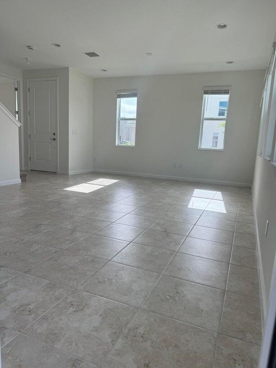 For Rent: $3,499 (4 beds, 3 baths, 2010 Square Feet)