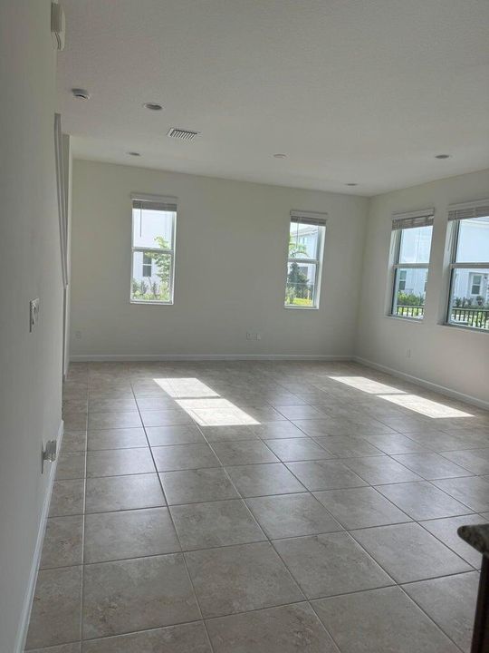 For Rent: $3,499 (4 beds, 3 baths, 2010 Square Feet)