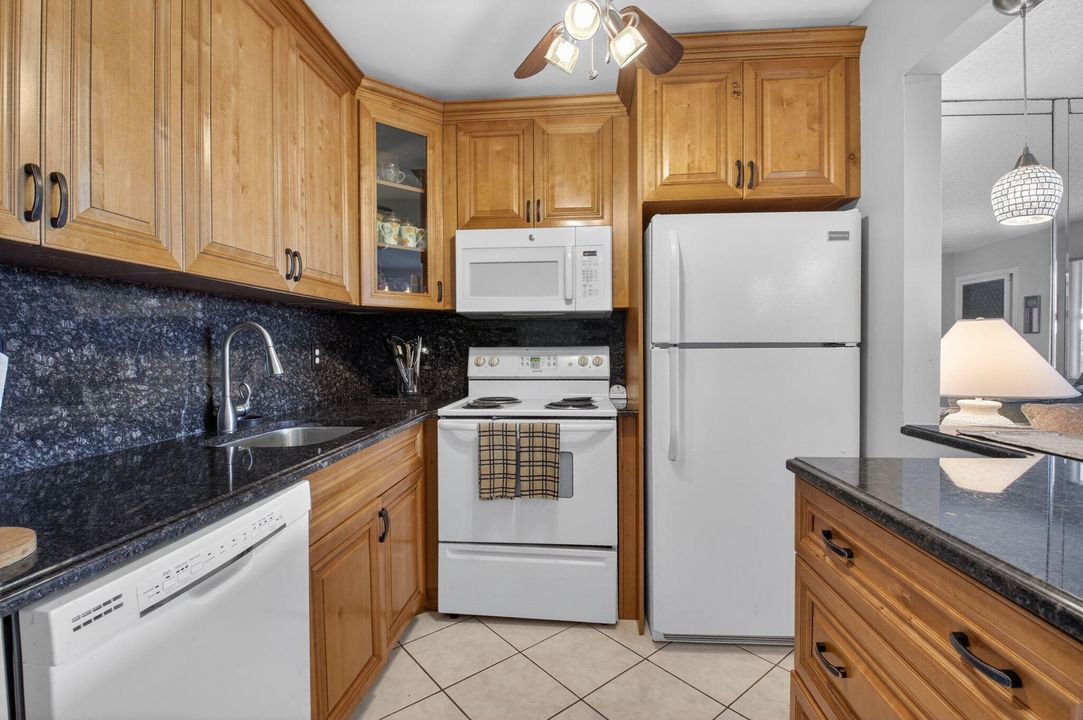 На продажу: $215,000 (1 спален, 1 ванн, 570 Квадратных фут)