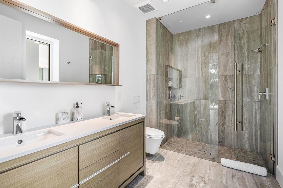 На продажу: $4,690,000 (5 спален, 4 ванн, 5054 Квадратных фут)