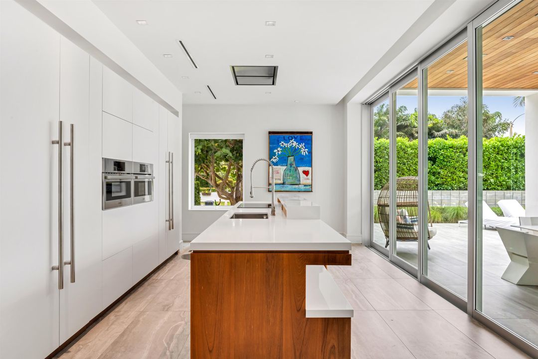 На продажу: $4,690,000 (5 спален, 4 ванн, 5054 Квадратных фут)