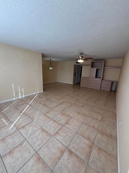 For Rent: $1,700 (1 beds, 2 baths, 994 Square Feet)