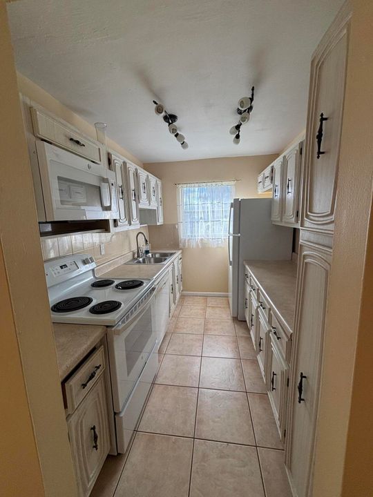 For Rent: $1,700 (1 beds, 2 baths, 994 Square Feet)