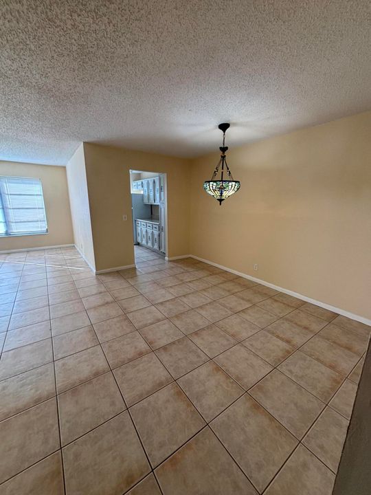 For Rent: $1,700 (1 beds, 2 baths, 994 Square Feet)