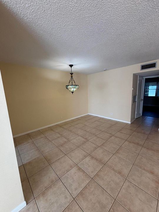 For Rent: $1,700 (1 beds, 2 baths, 994 Square Feet)