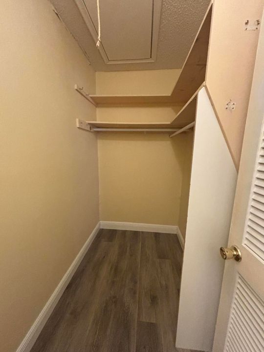 For Rent: $1,700 (1 beds, 2 baths, 994 Square Feet)