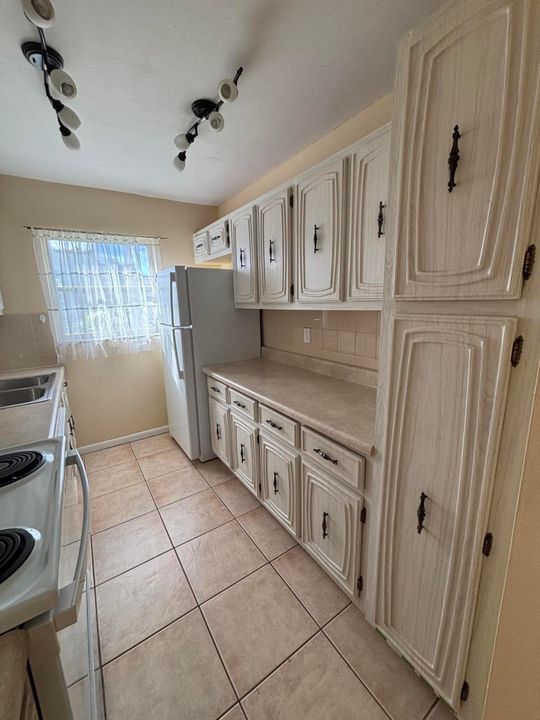 For Rent: $1,700 (1 beds, 2 baths, 994 Square Feet)