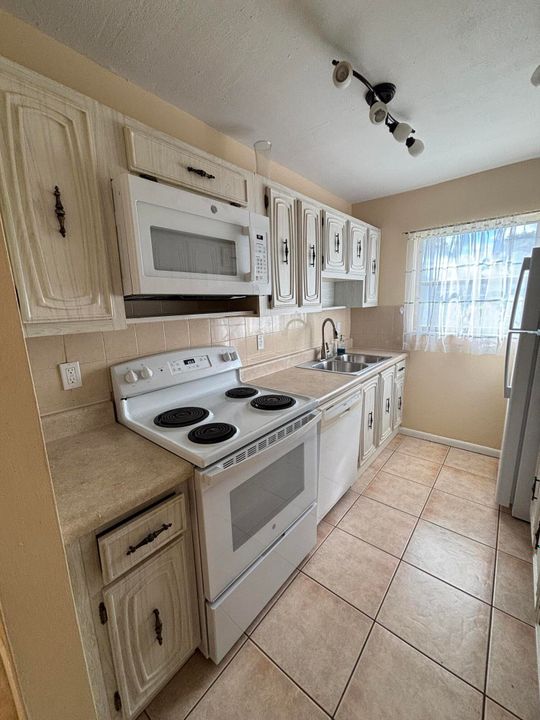 For Rent: $1,700 (1 beds, 2 baths, 994 Square Feet)