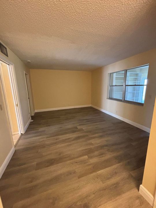 For Rent: $1,700 (1 beds, 2 baths, 994 Square Feet)