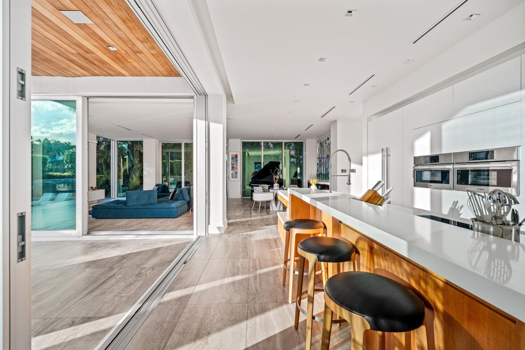 На продажу: $4,690,000 (5 спален, 4 ванн, 5054 Квадратных фут)