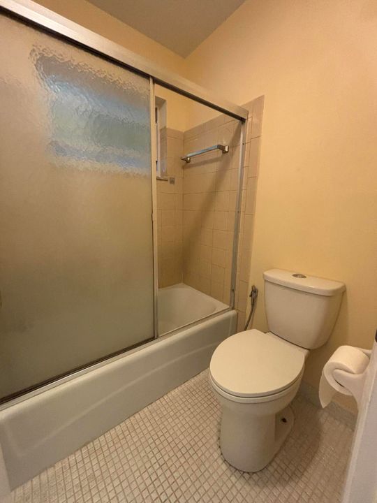For Rent: $1,700 (1 beds, 2 baths, 994 Square Feet)