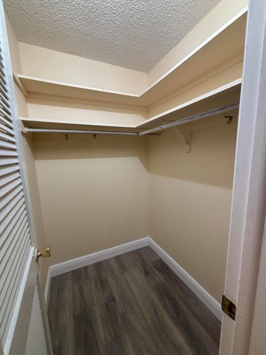 For Rent: $1,700 (1 beds, 2 baths, 994 Square Feet)