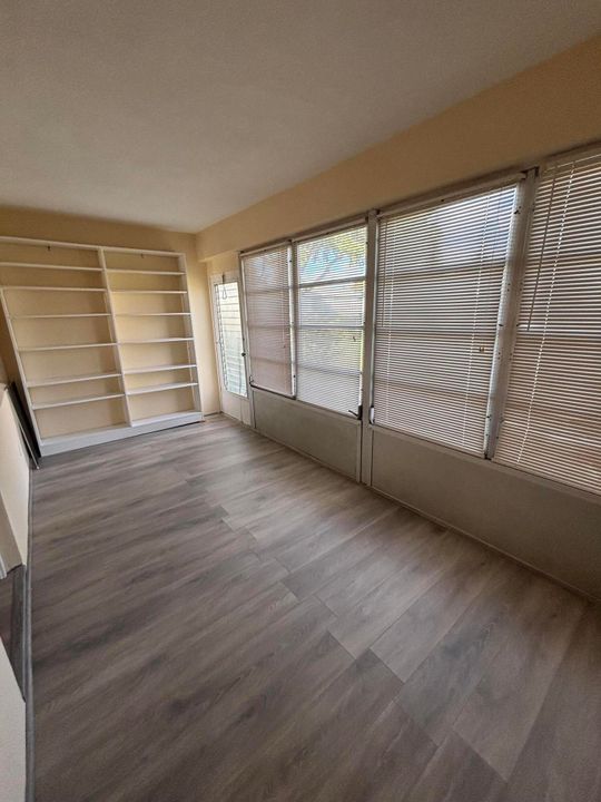 For Rent: $1,700 (1 beds, 2 baths, 994 Square Feet)