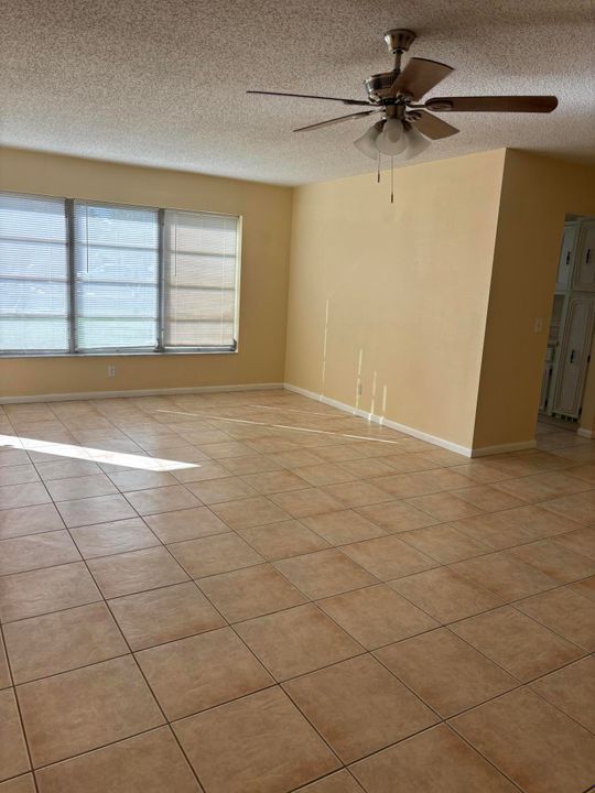 For Rent: $1,700 (1 beds, 2 baths, 994 Square Feet)
