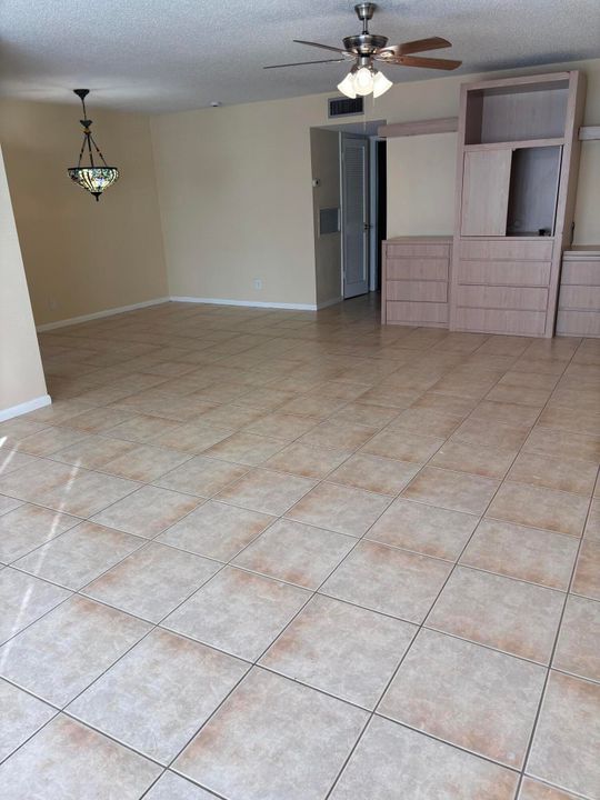 For Rent: $1,700 (1 beds, 2 baths, 994 Square Feet)