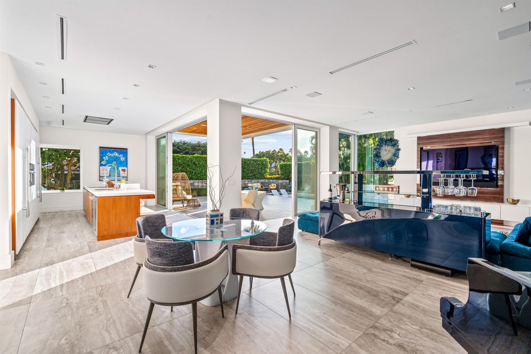 На продажу: $4,690,000 (5 спален, 4 ванн, 5054 Квадратных фут)