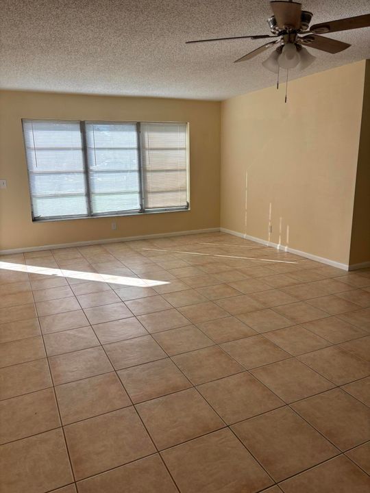 For Rent: $1,700 (1 beds, 2 baths, 994 Square Feet)