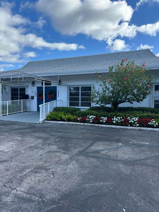 For Rent: $1,700 (1 beds, 2 baths, 994 Square Feet)