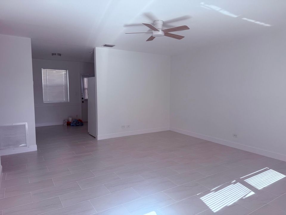 For Rent: $1,950 (2 beds, 1 baths, 889 Square Feet)