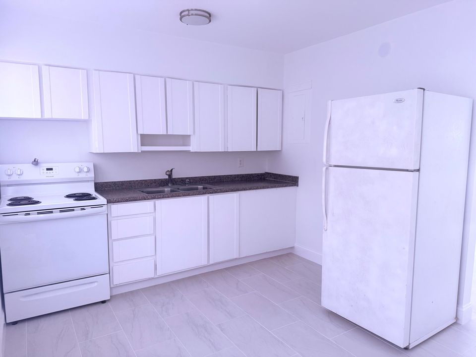 For Rent: $1,950 (2 beds, 1 baths, 889 Square Feet)