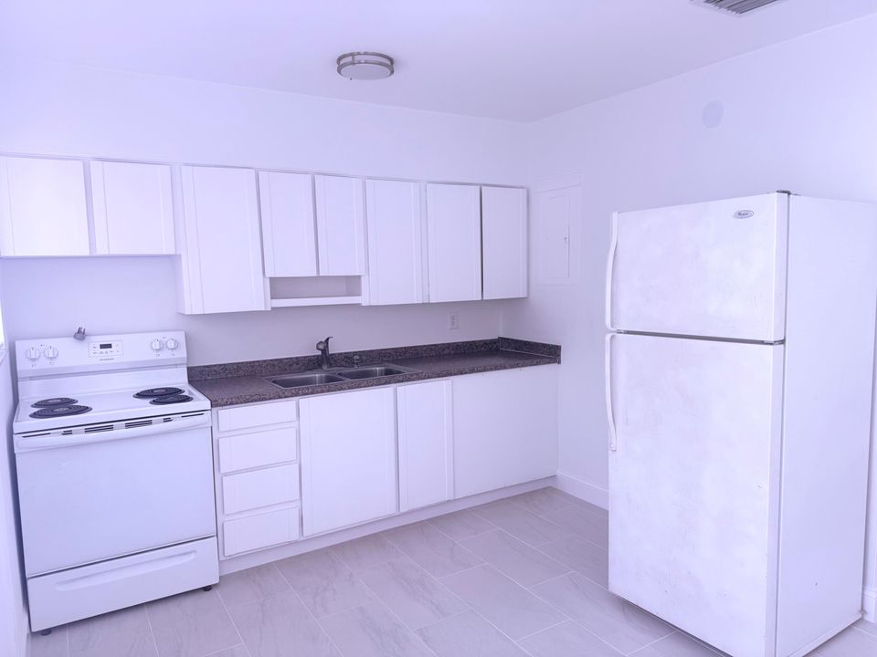 For Rent: $1,950 (2 beds, 1 baths, 889 Square Feet)