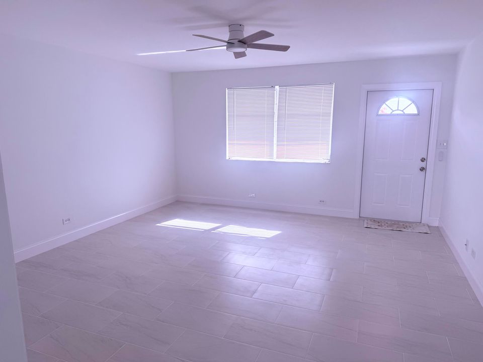For Rent: $1,950 (2 beds, 1 baths, 889 Square Feet)