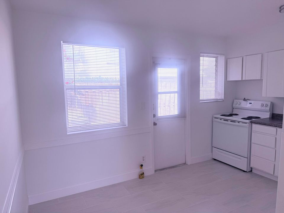 For Rent: $1,950 (2 beds, 1 baths, 889 Square Feet)