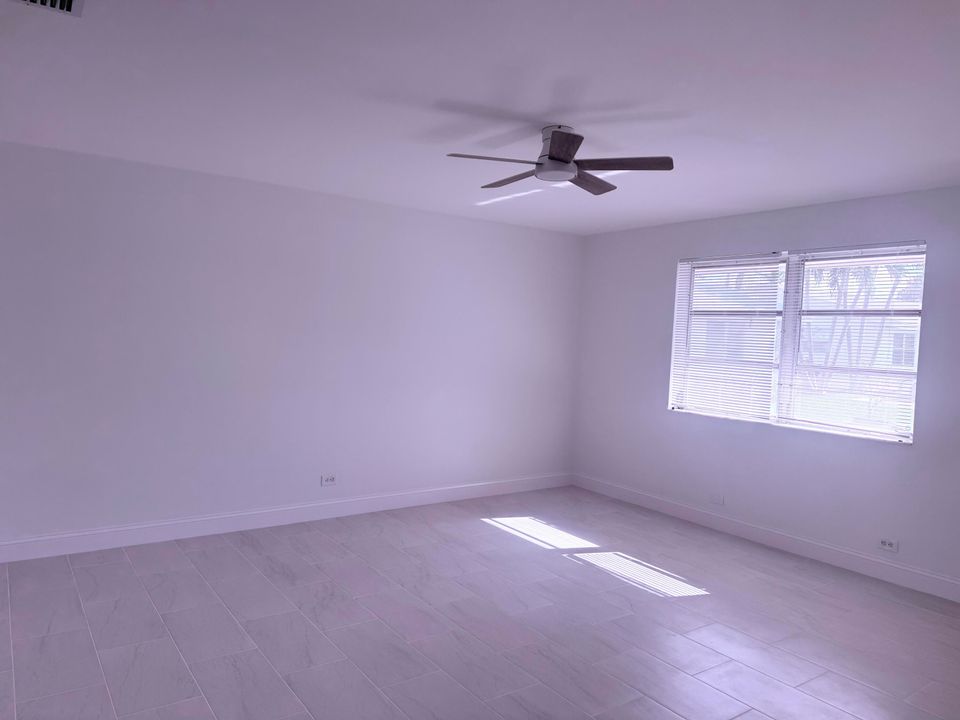 For Rent: $1,950 (2 beds, 1 baths, 889 Square Feet)